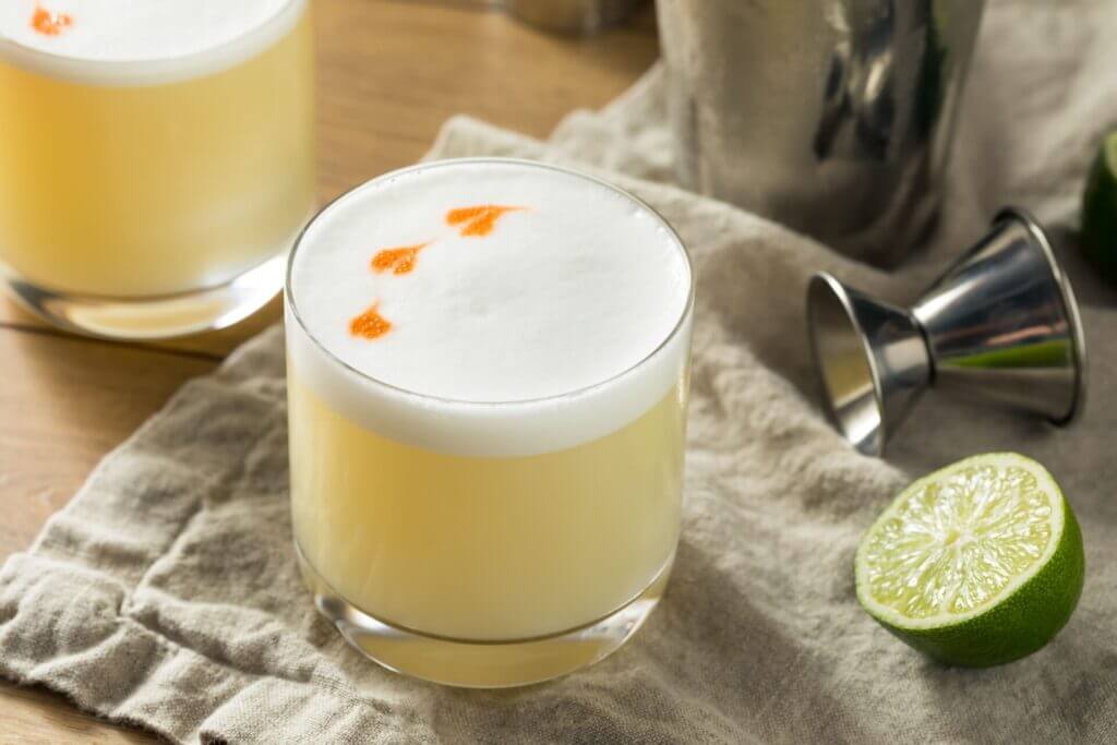 El Pisco Sour es el rey de los cocteles latinos, una bebida perfecta para revitalizar el animo