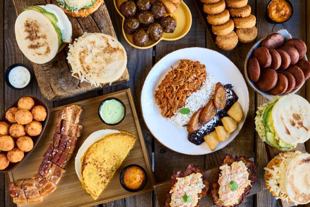 Mesa con comida tipica venezolana