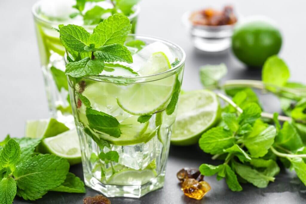 La caipirinha es una explosion de frescura y vitalidad en cada sorbo. Un cocktail latino que te hara sentir lleno de alegria y energia