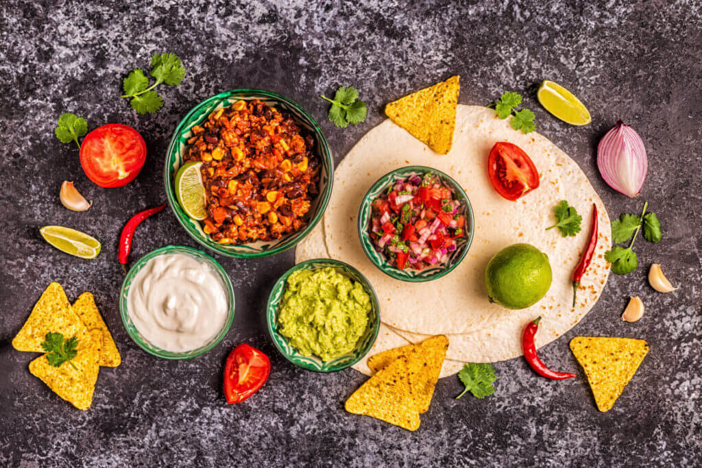 Los nachos o tacos con ceviche son una especialidad única de la comida latina en las Vegas que puedes encontrar Ojos Locos Sport Cantina de Hotel Jefe