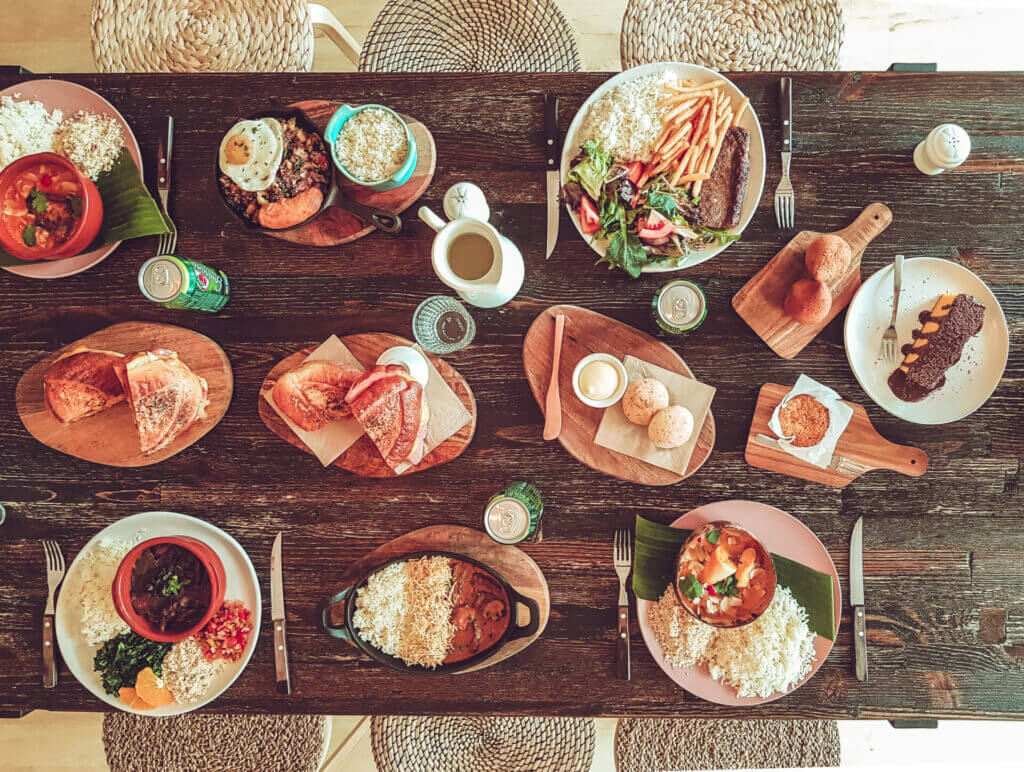 La comida latina se caracteriza por una rica variedad de ingredientes que le dan vida a cada plato con sabores únicos y exquisitos