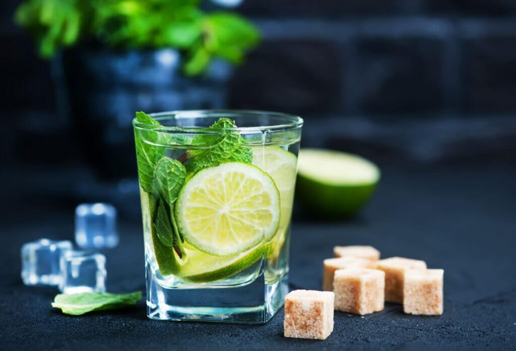 Refrescante y lleno de sabor, el mojito es el cocktail latino de origen cubano que no puede faltar en tus vacaciones