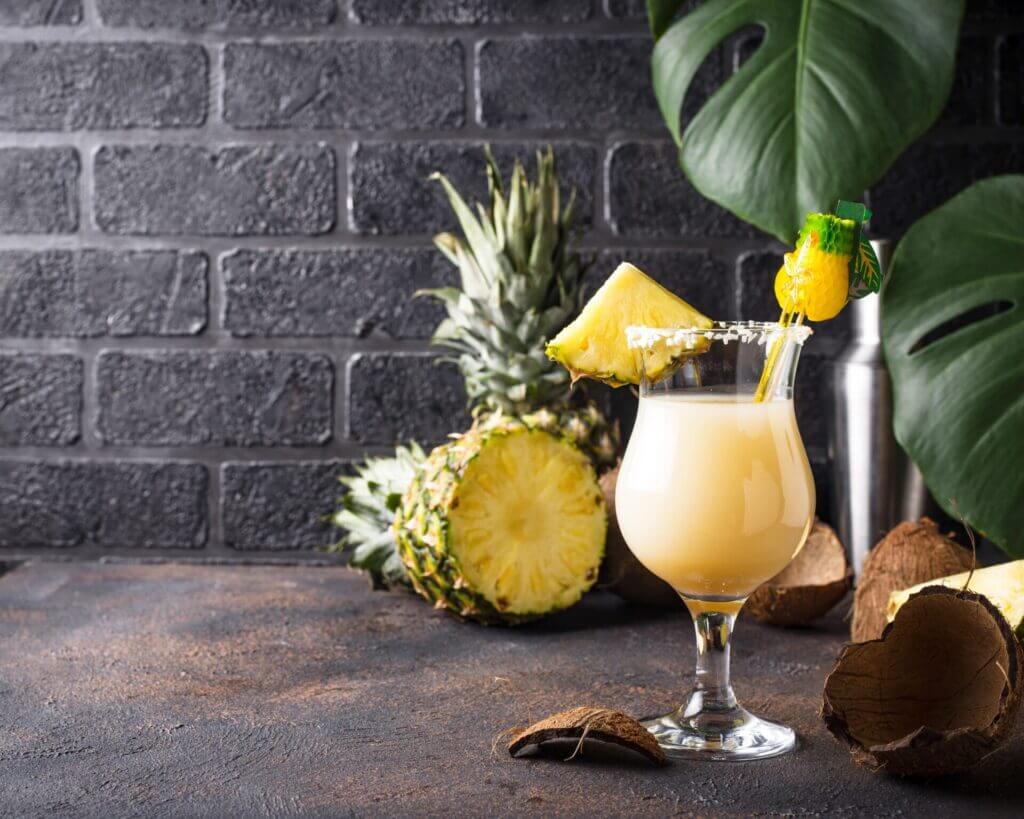 La Piña Colada es el cocktail latino es perfecto para disfrutar al borde de la piscina, bajo el sol en la playa, o incluso en una tarde relajada en casa