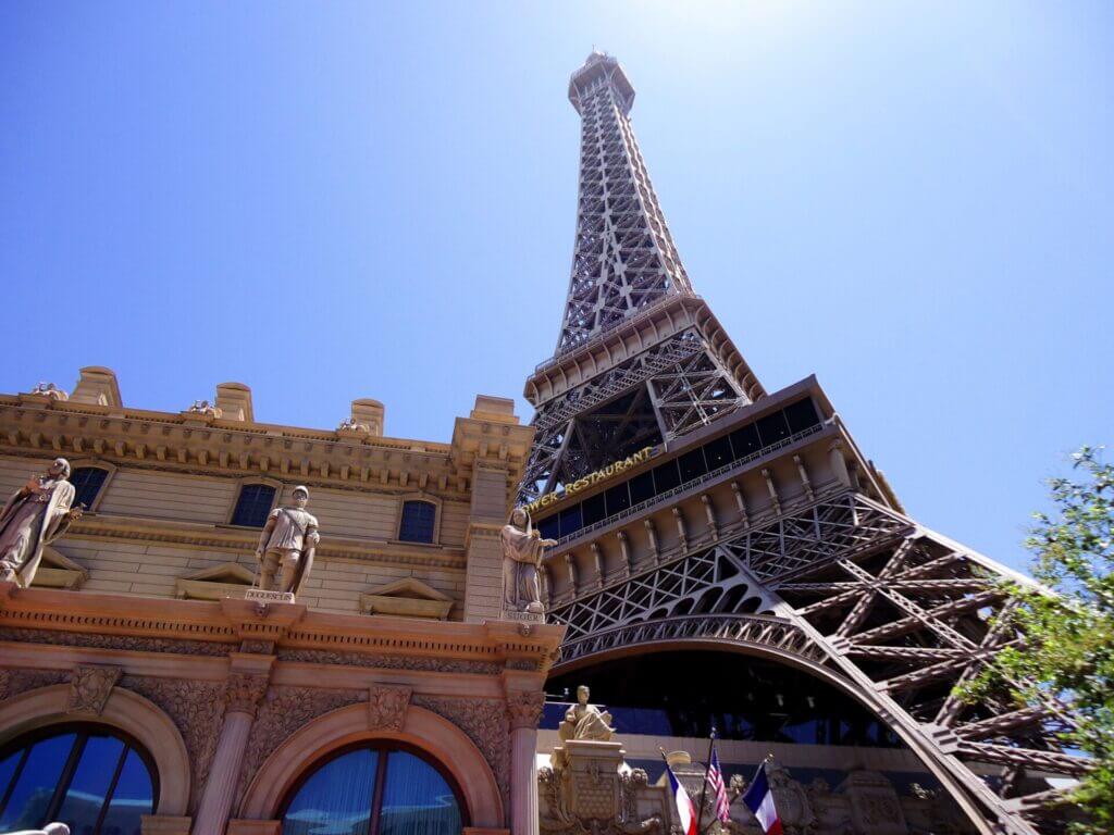 Admira la Torre Eiffel de Las Vegas, una de las muchas vistas gratuitas de la ciudad.