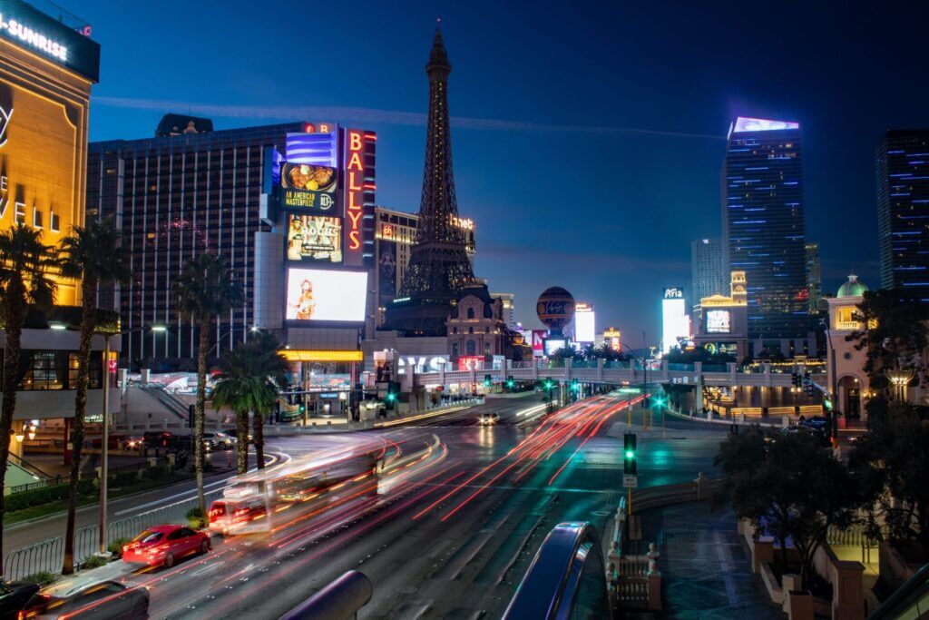 Calles aborrotadas de luces y gente. Representación de navidad en Las Vegas.