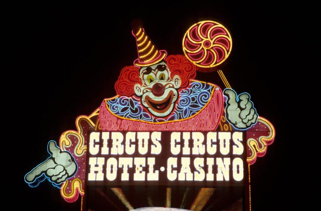 El domo cubierto de aventuras del Hotel Circus Circus se transforma en un gran parque durante navidad en Las Vegas.
