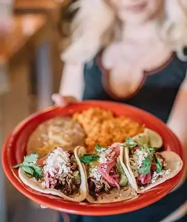 ¡MÁS TACOS, MÁS WINGS Y MÁS CERVEZA!