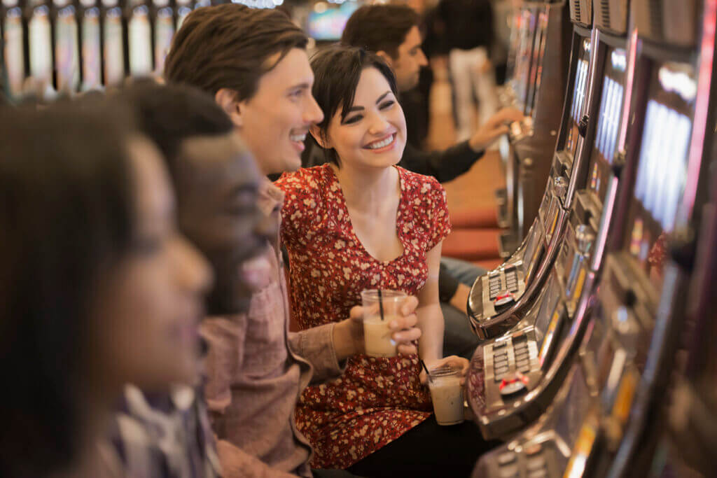 Grupo de personas en el casino disfrutando de Las Vegas en Mayo